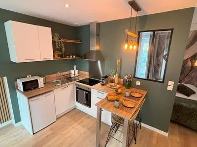 Cuisine ou kitchenette dans l'établissement Studio Bois flotté Cherbourg Netflix Parking