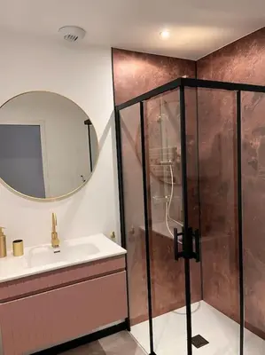 Salle de bains dans l'établissement Atelier du spa jacuzzi illimité proche du mont saint Michel