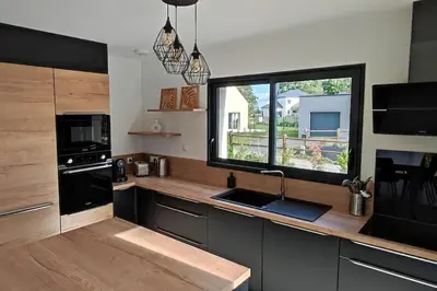 Cuisine ou kitchenette dans l'établissement Maison neuve avec piscine chauffée de mai à septembre à 6 minutes de la plage