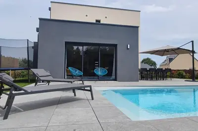 Piscine de l'établissement Maison neuve avec piscine chauffée de mai à septembre à 6 minutes de la plage ou située à proximité