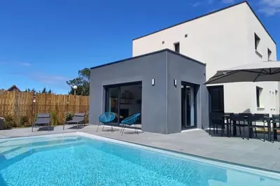Piscine de l'établissement Maison neuve avec piscine chauffée de mai à septembre à 6 minutes de la plage ou située à proximité