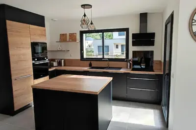 Cuisine ou kitchenette dans l'établissement Maison neuve avec piscine chauffée de mai à septembre à 6 minutes de la plage