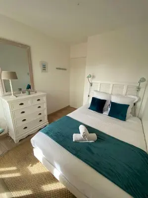 Un ou plusieurs lits dans un hébergement de l'établissement Charmant appartement en bord de mer