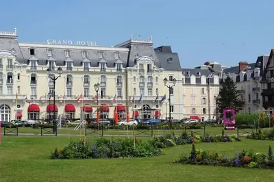 Jardin de l'établissement Ravissante maison en bord de mer