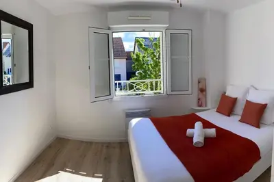 Un ou plusieurs lits dans un hébergement de l'établissement Ravissante maison en bord de mer