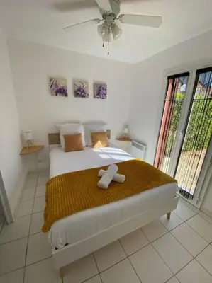 Un ou plusieurs lits dans un hébergement de l'établissement Ravissante maison en bord de mer