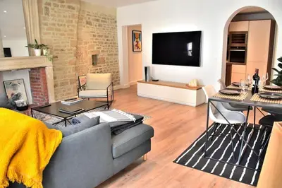 Télévision ou salle de divertissement dans l'établissement Hyper Centre - Élégant Appartement au Pied des Restaurants et Boutiques