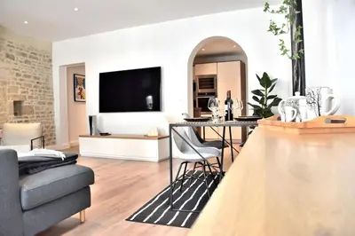 Télévision ou salle de divertissement dans l'établissement Hyper Centre - Élégant Appartement au Pied des Restaurants et Boutiques