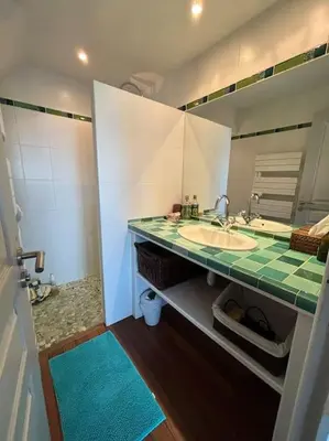 Salle de bains dans l'établissement Les Palmiers