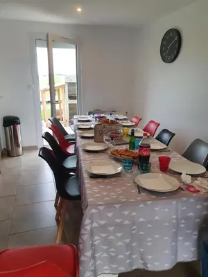 Coin salon dans l'établissement maison avec piscine chaufée couverte d'avril à fin octobre