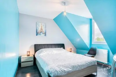 Un ou plusieurs lits dans un hébergement de l'établissement maison avec piscine chaufée couverte d'avril à fin octobre