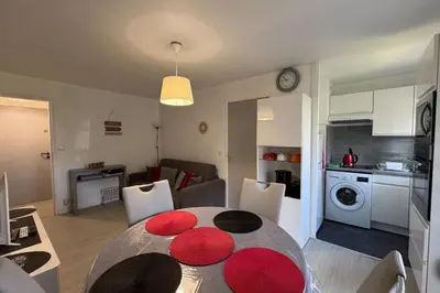 Cuisine ou kitchenette dans l'établissement Modern apartment with direct beach access