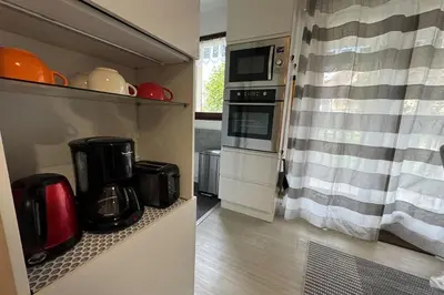 Cuisine ou kitchenette dans l'établissement Modern apartment with direct beach access