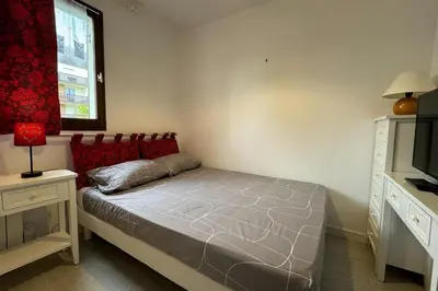 Un ou plusieurs lits dans un hébergement de l'établissement Modern apartment with direct beach access