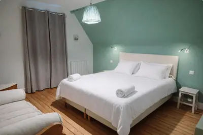Un ou plusieurs lits dans un hébergement de l'établissement Maison spacieuse au coeur du Centre - Plage à pied