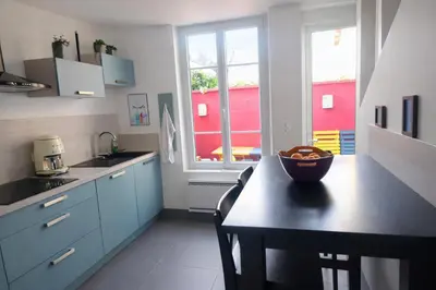 Cuisine ou kitchenette dans l'établissement Maison spacieuse au coeur du Centre - Plage à pied