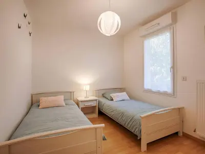 Un ou plusieurs lits dans un hébergement de l'établissement Appartement spacieux 70m², piscine, parking, près plage et commerces - FR-1-788-38