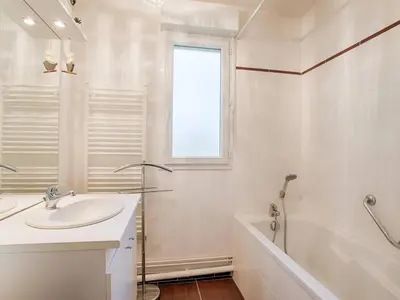 Salle de bains dans l'établissement Appartement spacieux 70m², piscine, parking, près plage et commerces - FR-1-788-38