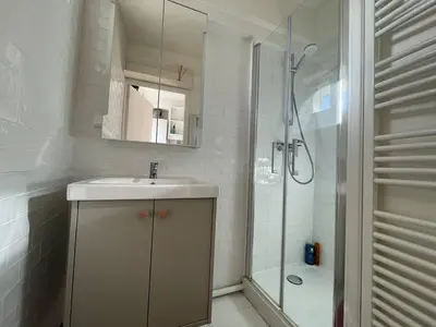Salle de bains dans l'établissement La PetiteVillaise