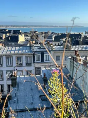 Vue générale sur la mer ou vue sur la mer prise depuis l'appartement