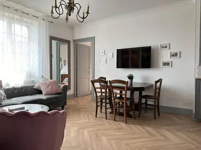 Télévision ou salle de divertissement dans l'établissement Magnifique appartement 3 étoiles, 2 salles de bain, 2 chambres à coucher, plage, hyper centre, entièrement rénové