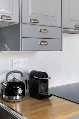 Cuisine ou kitchenette dans l'établissement Magnifique appartement 3 étoiles, 2 salles de bain, 2 chambres à coucher, plage, hyper centre, entièrement rénové
