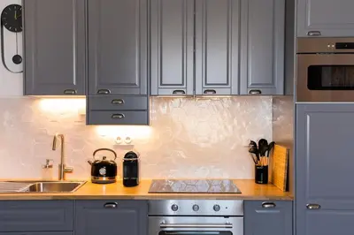 Cuisine ou kitchenette dans l'établissement Magnifique appartement 3 étoiles, 2 salles de bain, 2 chambres à coucher, plage, hyper centre, entièrement rénové