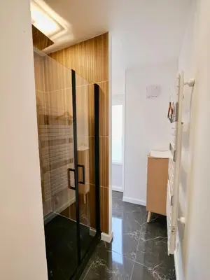 Salle de bains dans l'établissement D-Day Suites