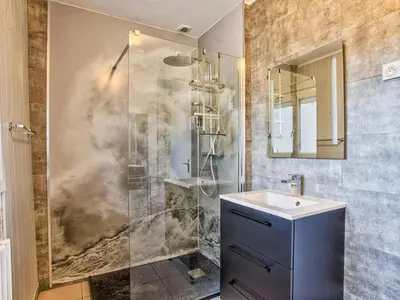 Salle de bains dans l'établissement Maison de plain-pied avec jardin privé et terrasse à Cabourg - FR-1-788-40