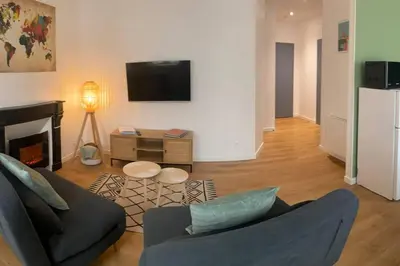 Télévision ou salle de divertissement dans l'établissement Superbe appartement proche mont saint michel