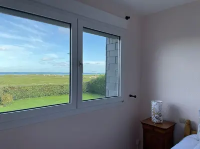 Un ou plusieurs lits dans un hébergement de l'établissement Maison vue sur mer