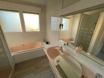 Salle de bains dans l'établissement Maison vue sur mer