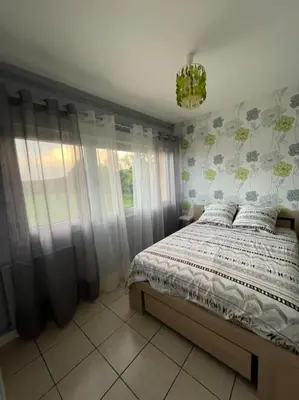 Un ou plusieurs lits dans un hébergement de l'établissement Appartement RDC avec terrasse