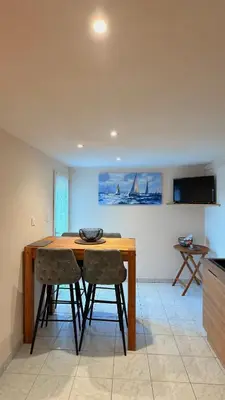Télévision ou salle de divertissement dans l'établissement Appartement RDC avec terrasse