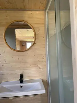 Salle de bains dans l'établissement Chalet charmant à Sainte-Marie-du-Mont avec terrasse