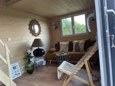 Coin salon dans l'établissement Chalet charmant à Sainte-Marie-du-Mont avec terrasse