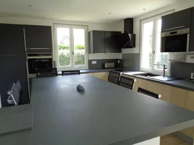 Cuisine ou kitchenette dans l'établissement Maison avec terrain clos