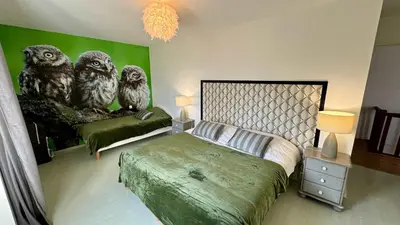 Un ou plusieurs lits dans un hébergement de l'établissement La Clef Decamp Chouette & Hibou 30 pers 2 gîtes jacuzzi, billard