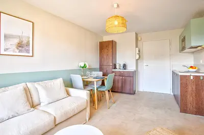 Cuisine ou kitchenette dans l'établissement Appt cosy Cabourg 2 min plage 5 min thalasso