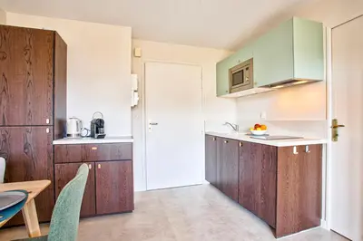 Cuisine ou kitchenette dans l'établissement Appt cosy Cabourg 2 min plage 5 min thalasso