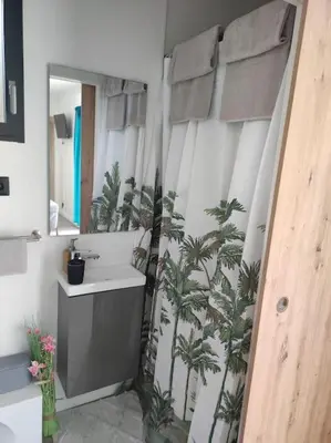 Salle de bains dans l'établissement Logement proche Caen et plages