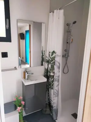 Salle de bains dans l'établissement Logement proche Caen et plages
