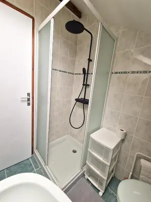 Salle de bains dans l'établissement Lumineuse maison ancienne dans le centre Cabourg