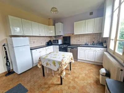 Cuisine ou kitchenette dans l'établissement Lumineuse maison ancienne dans le centre Cabourg