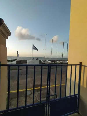 Vue générale sur la mer ou vue sur la mer prise depuis l'appartement