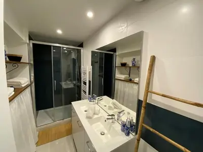 Salle de bains dans l'établissement Villa Mirabelle - Proche plage