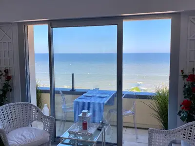 Vue générale sur la mer ou vue sur la mer prise depuis l'appartement