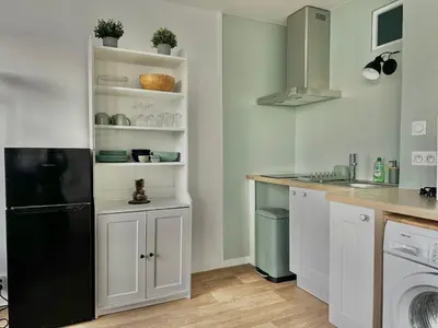 Cuisine ou kitchenette dans l'établissement Sydney - studio avec loggia, accès direct plage