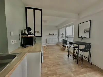 Cuisine ou kitchenette dans l'établissement Sydney - studio avec loggia, accès direct plage