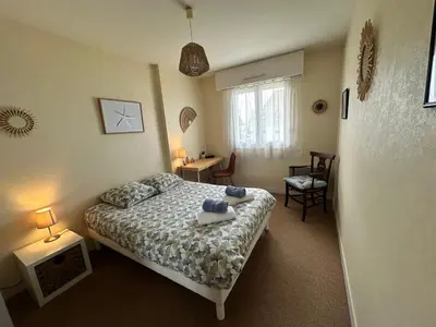 Un ou plusieurs lits dans un hébergement de l'établissement Les Marines-Vue mer & plage Cabourg